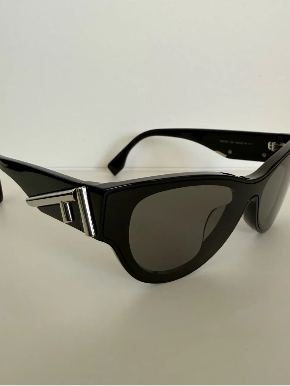NEW!!! Fendi cat eye black sunglasses FE40135F 01A Authentic